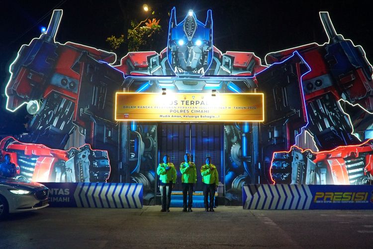 Ketika Sosok Optimus Prime Menjaga Jalur Mudik di Padalarang