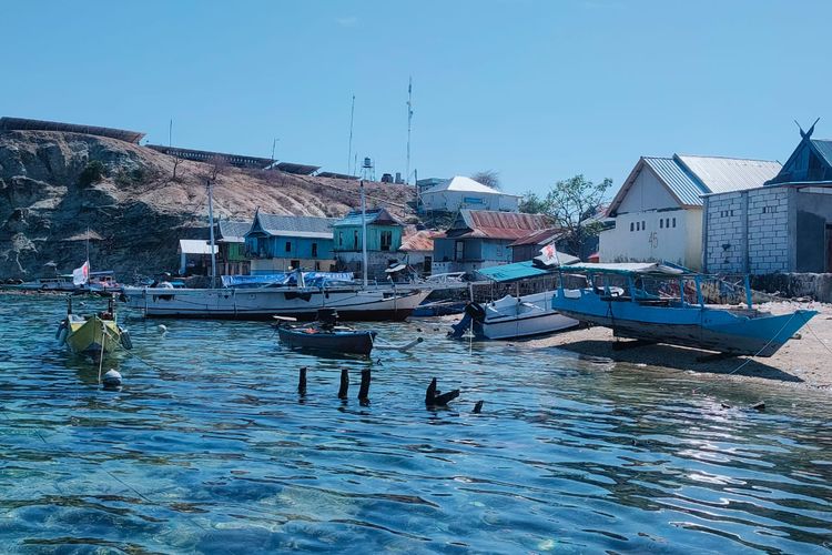 Foto : Perahu milik nelayan di Pulau Mesah, Labuan Bajo, Kabupaten Manggarai Barat, NTT, parkir di pinggir pantai karwna tak bisa melaut pasca harga bahan bakar minyak (BBm) naik.