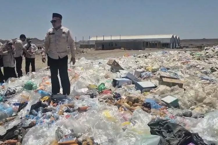 Penampakan Tumpukan Air Zamzam Sitaan dari Koper Jemaah Haji yang Nekat Mau Bawa Pulang