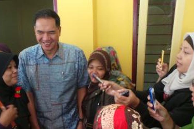Para wanita di Pesantren Sirna Miskin Bandung, berebut foto bersama kandidat calon presiden Partai Demokrat, Gita Wirjawan.