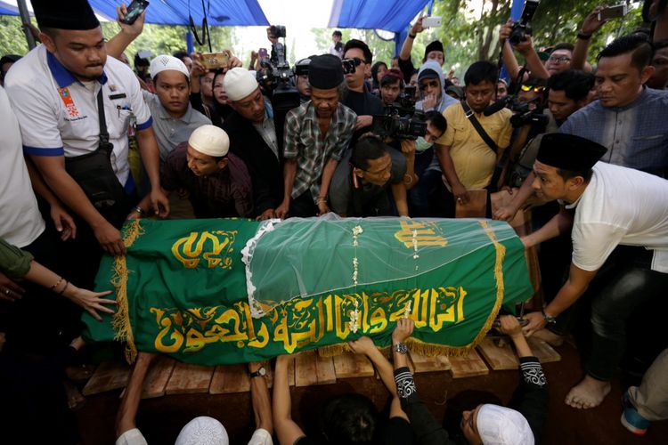 Suasana pemakaman jenazah artis peran dan penyanyi dangdut Julia Perez di TPU Pondok Ranggon, Jakarta Timur, Sabtu (10/6/2017). Julai Perez meninggal akibat menderita kanker serviks stadium empat. KOMPAS IMAGES/KRISTIANTO PURNOMO