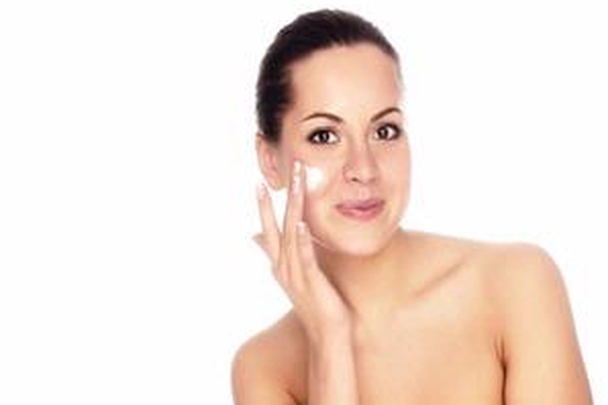 Krim dan masker yang beredar di pasar banyak dikombinasi dengan bahan kimia.Agar lebih aman buat saja sendiri dari buah-buahan dan bahan alami lain