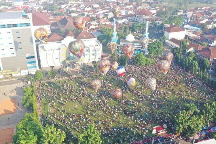 Festival balon udara di Universitas Muhammadiyah Purwokerto (UMP), Kabupaten Banyumas, Jawa Tengah, Minggu (11/6/2023) pagi.
