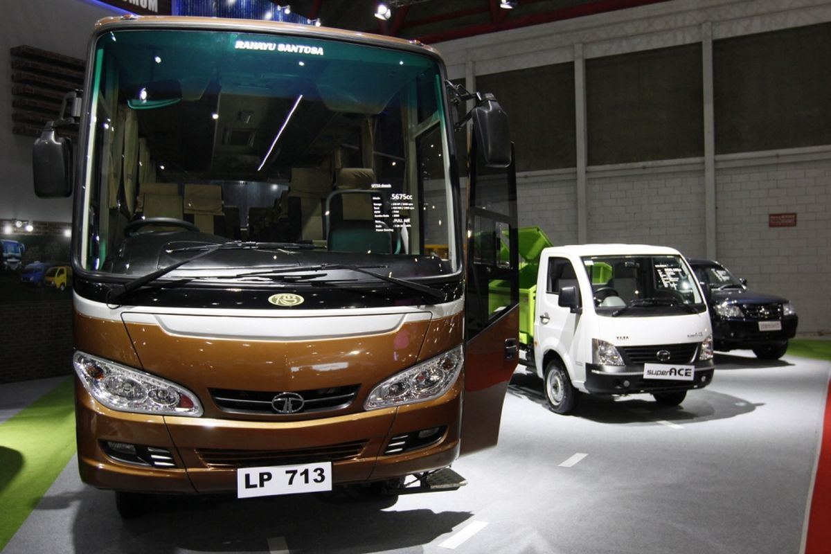 Mobil mini bus Tata LP 713 dipamerkan saat Indonesia International Motor Show (IIMS) 2017 di JI Expo Kemayoran, Jakarta, Kamis (27/4/2017). Pameran yang akan berlangsung hingga 7 Mei itu diikuti pelaku industri otomotif Tanah Air dengan menampilkan produk unggulan.
