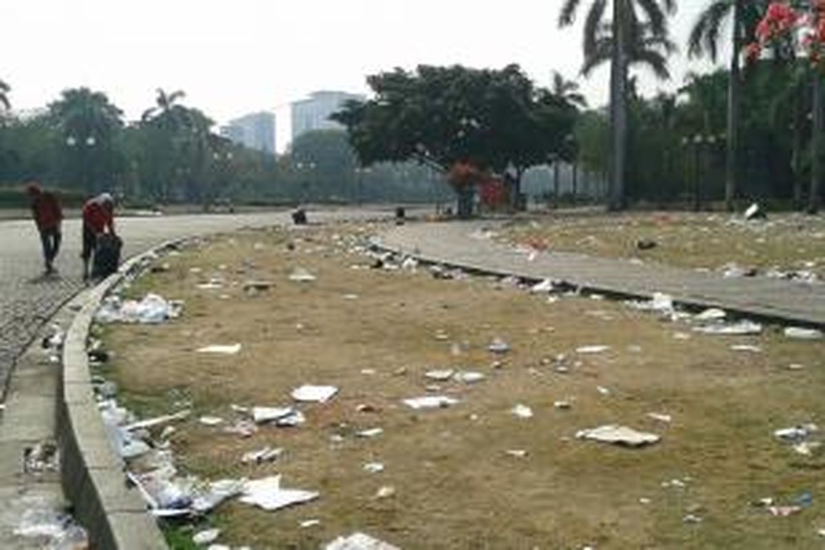 Kawasan Monas dipenuhi sampah usai penyelenggaraan Syukuran Rakyat Salam 3 Jari di kawasan Monas, Gambir, Jakarta Pusat, Senin (20/10/2014).

