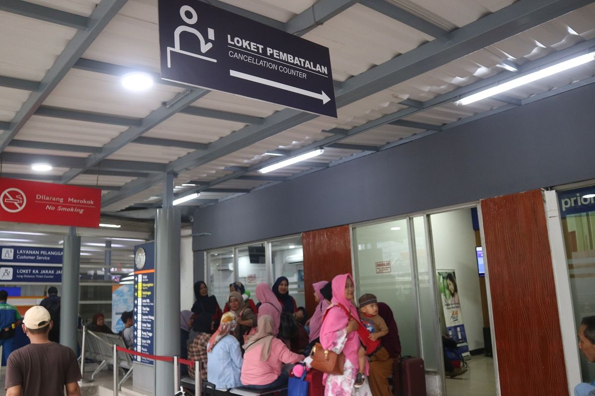 Loket pembatalan tiket kereta api di Stasiun Pasar Senen, Jumat (22/11/2019). Pengguna jasa kereta api bisa mendatangi loket ini bila ingin membatalkan perjalanan kereta api.