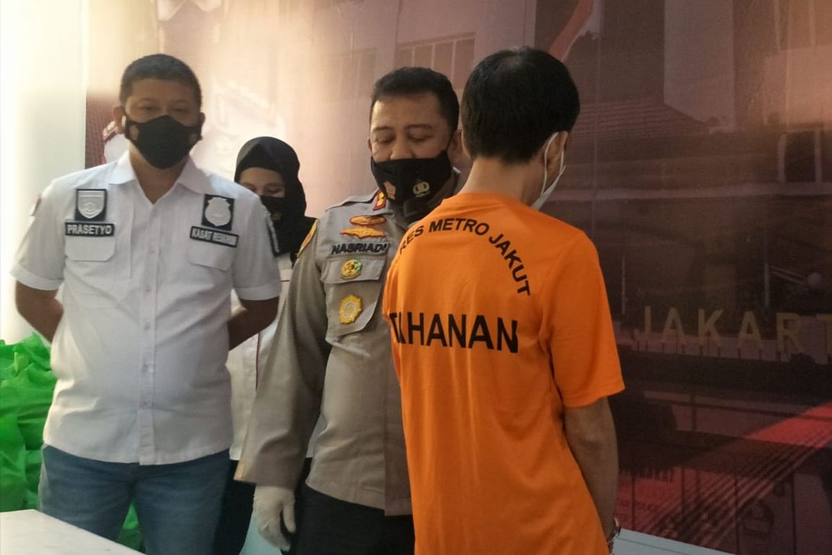 Unit PPA Satreskrim Polres Metro Jakarta Utara menangkap pelaku pelecehan seksual 2 karyawati di sebuah perusahaan di kawasan Ancol. Kasus tersebut dirilis di Polres Metro Jakarta Utara, Selasa (2/3/2021).
