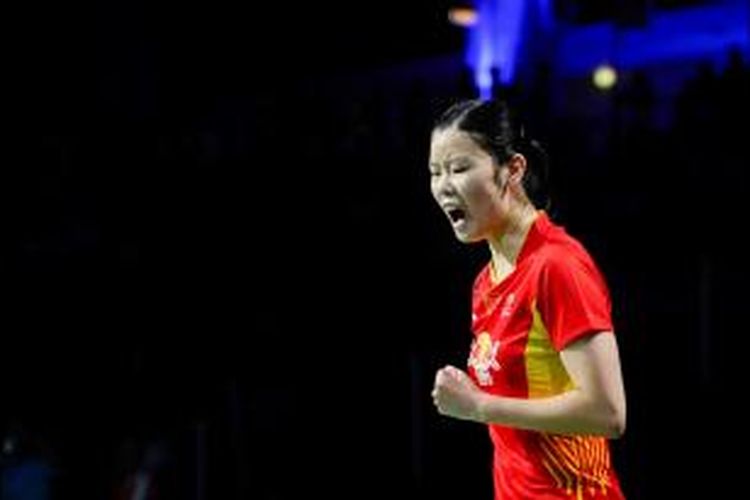 Pebulu tangkis Tiongkok, Li Xuerui, berteriak setelah meraih poin saat melawan pemain Jepang, Minatsu Mitani, pada laga semifinal Kejuaraan Dunia 2014 di Ballerup Super Arena, Kopenhagen, Sabtu (30/8/2014). 