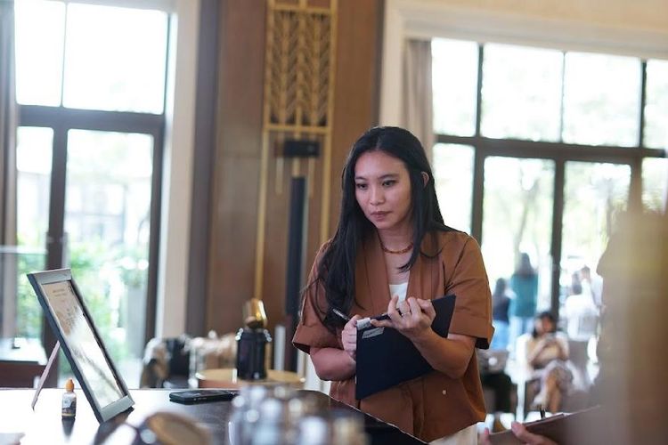 Santi Octaviani, Operation Manager Starbucks Indonesia, memulai kariernya sebagai barista paruh waktu pada 2008. Kini ia memimpin operasional di sejumlah wilayah di Jawa Barat, Jawa Tengah, dan Yogyakarta. 