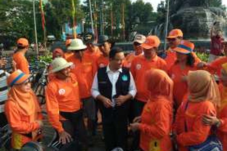 Menteri Pendidikan dan Kebudayaan Anies Baswedan di bundaran Patung Kuda, Minggu (17/7/2016), mengingatkan warga untuk mengantar anak mereka di hari pertama sekolah. 