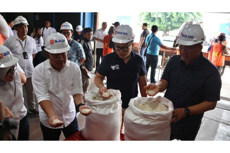 Wamen BUMN Kartika Wirjoatmodjo meninjau langsung kompleks pergudangan Perum Bulog. 