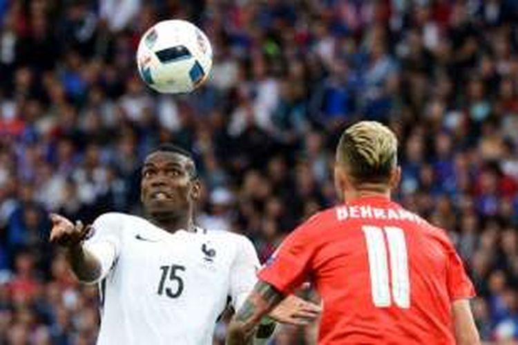 Gelandang Perancis, Paul Pogba (kiri), berupaya menguasai bola pada laga pamungkas Grup A Piala Eropa 2016 kontra Swiss, di Lille, Minggu (19/6/2016) waktu setempat.