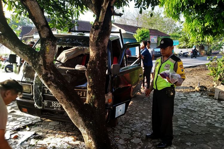 Hendak berobat ke salah satu rumah sakit di Kabupaten Ngawi, Yurianto (59) warga Desa Tawangrejo Kecamatan Ngrambe Kabupaten Ngawi Jawa Timur tewas  terlibat kecelakaan.