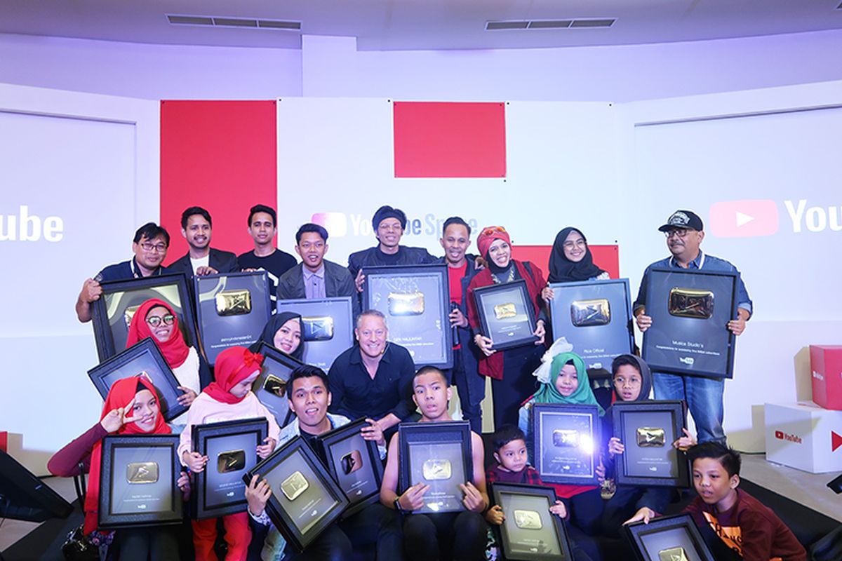 YouTube Indonesia memberikan Gold Button kepada 6 YouTuber yang meraih satu juta subscriber.