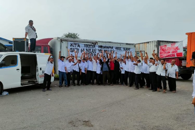 Sebanyak 85 pegawai Damri Logistik di Jalan KRT Radjiman Widyodiningrat, Kecamatan Cakung, Jakarta Timur melakukan aksi protes, Senin (13/6/2022). Mereka mengaku belum menerima gaji mereka selama 14 bulan. 
