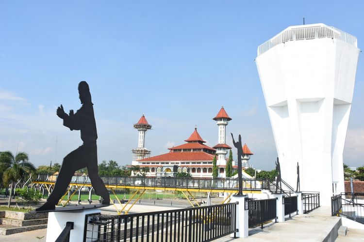 Menara menambah kecantikan Alun-alun Cianjur, Jawa Barat.