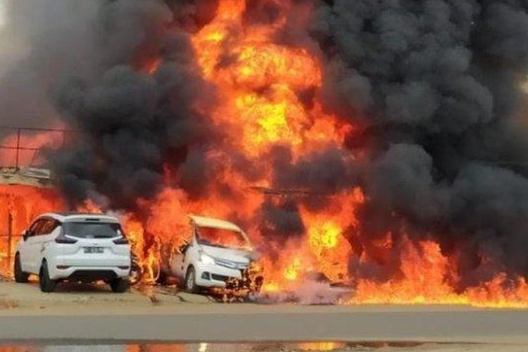 Kobaran api terlihat membesar dan melalap sejumlah bangunan rumah warga serta sejumlah kendaraan roda empat yang terparkir di depannya.  Seorang petugas Poni Mini mengalami luka bakar sehingga harus dilarikan ke Rumah Sakit.