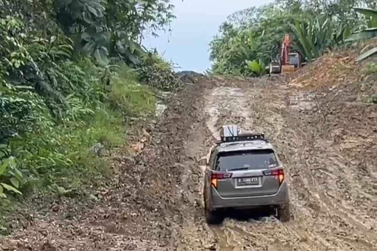 Jalan Rusak di Kaltim Tak Kunjung Diperbaiki, Sopir Travel: Habis Kami kalau Hujan