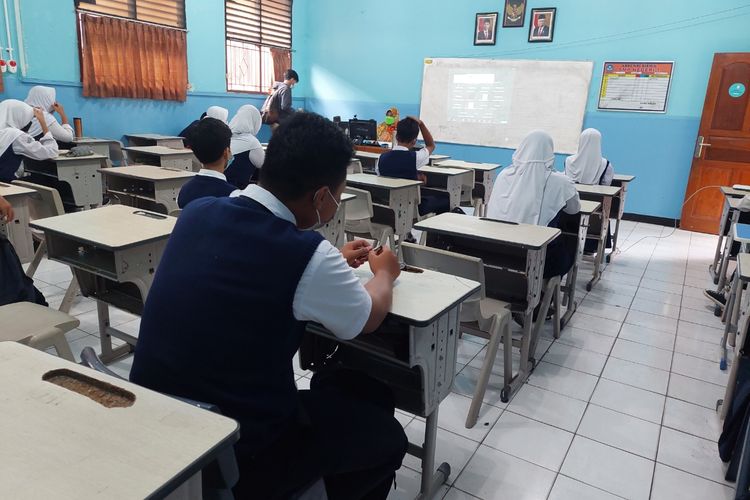 Suasana murid saat mengikuti pembelajaran tatap muka terbatas di SMPN 1 Tangerang, Kota Tangerang, Senin (7/3/2022).