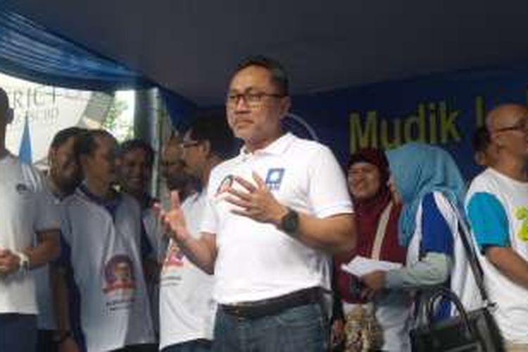 Ketua Umum PAN Zulkifli Hasan saat melepas rombongan pemudik di Kantor DPP PAN, Jalan Senopati, Jakarta Selatan.