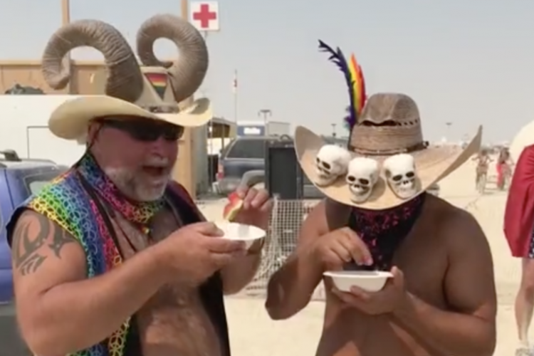 Burning Man, eksperimen komunitas yang menolak kapitalisme.

