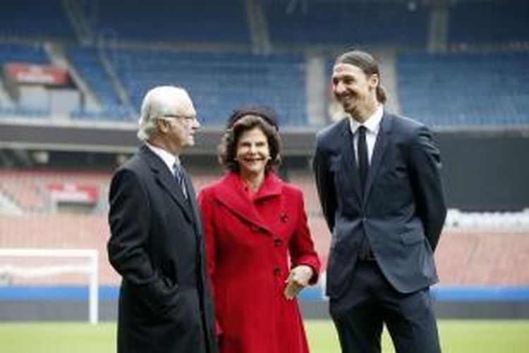 Penyerang Paris Saint-Germain Zlatan Ibrahimovic (kanan) berbincang-bincang dengan Raja Carl XVI Gustaf dan Ratu Silvia dari Swedia, di Stadion Parc des Princes, Paris, Selasa (2/12/2014).