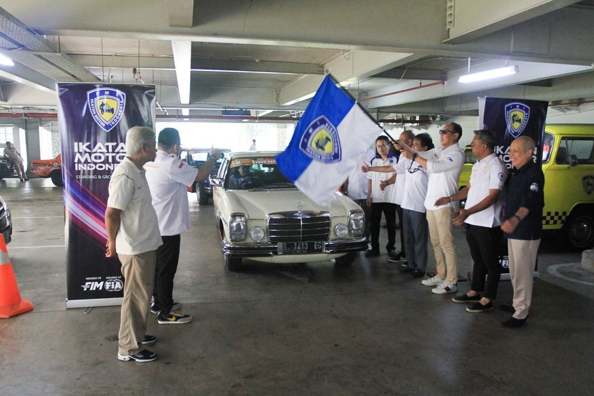 Pelepasan peserta Mercedes-Benz Classic Club Indoneis (MCCI) 'Tour Der Sulawesi'.
