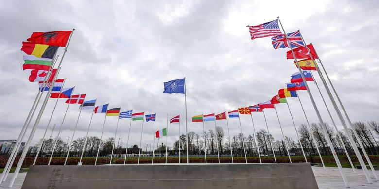 Bendera negara-negara anggota NATO berkibar di luar markas NATO di Brussels, Selasa (22/2/2022).