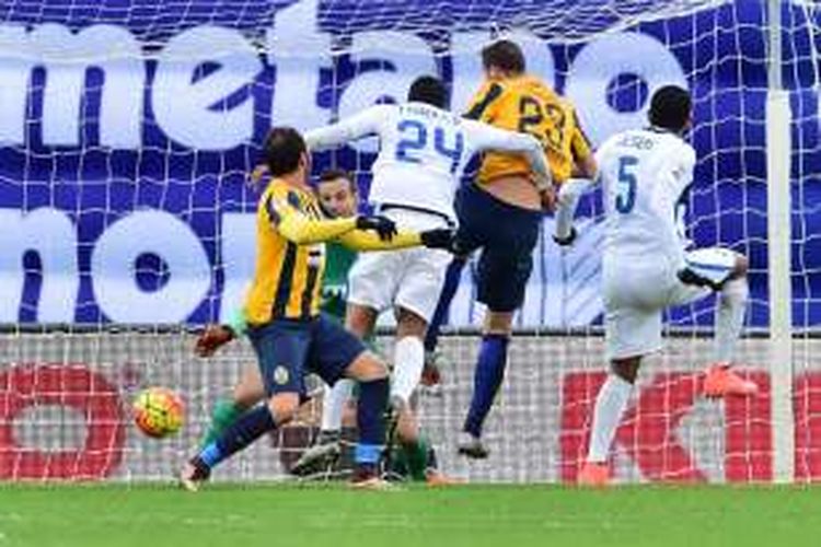 Gelandang Hellas Verona, Moldovan Artur Ionita (23), mencetak gol tandukan ke gawang Inter Milan saat kedua tim bertemu di Stadion Betegodi, 7 Februari 2016.