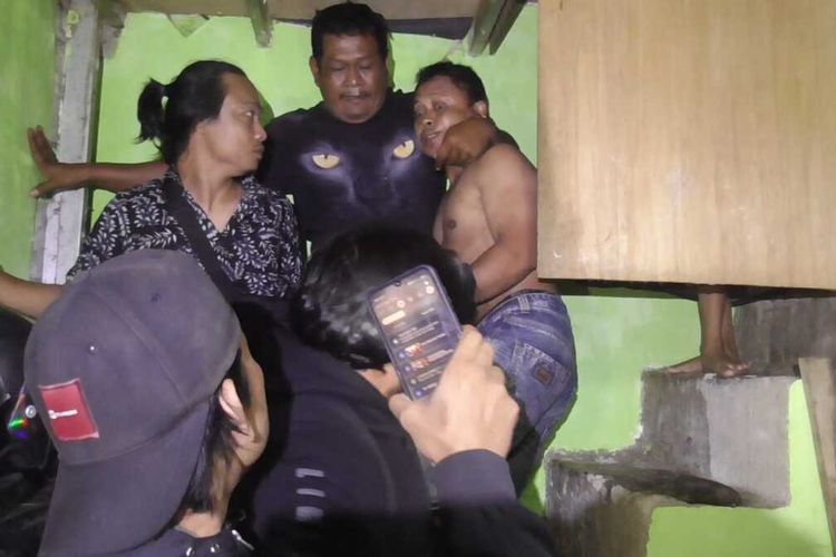 KM (41) mengamuk saat digerebek oleh tim Jatanras Polres Gowa, Sulawesi Selatan. KM ditangkap atas kasus pencurian perhiasan emas dengan berpura-pura sebagai anggota TNI. Kamis, (12/6/2025).