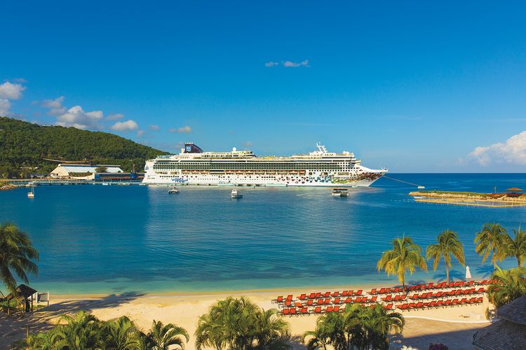 Kapal pesiar Norwegian Gem dari Norwegian Cruise Line yang akan melayani rute di bagian timur Kepulauan Karibia. 