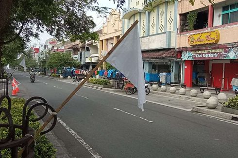 Bendera Putih Jelang Hari Kemerdekaan, Ekspresi Kegelisahan Warga Terdampak Pandemi...