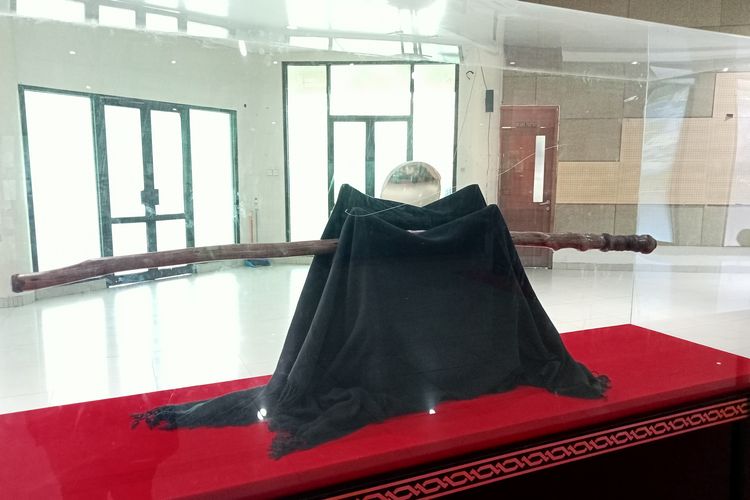 Tongkat Nabi Muhammad SAW di pameran artefak nabi.