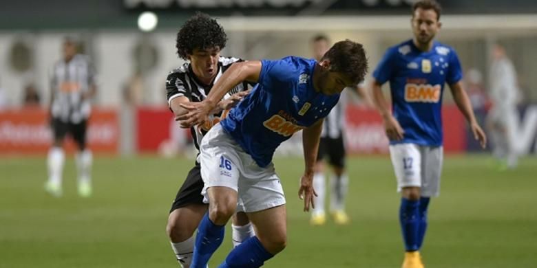 Gelandang Cruzeiro, Lucas Silva (depan).