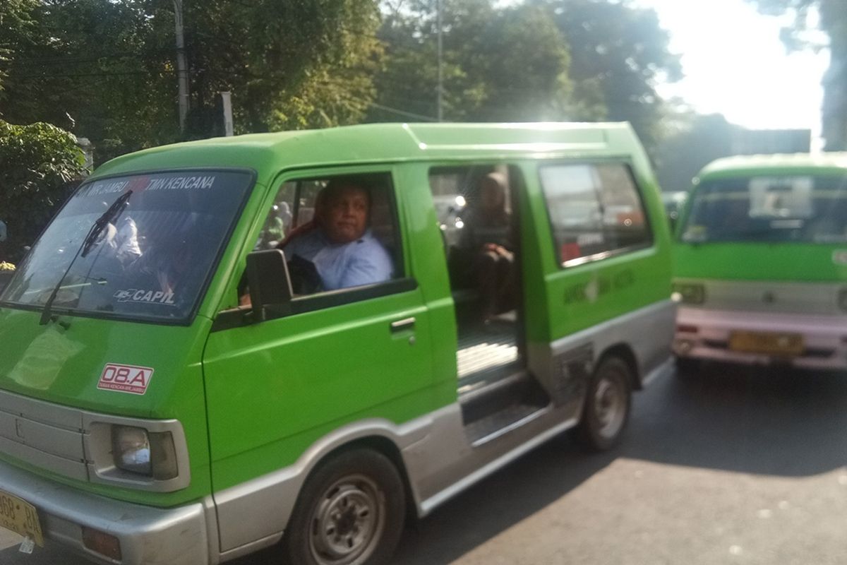 Sejumlah angkot saat melintas di kawasan pusat kota di Jalan Juanda, Kota Bogor, Kamis (12/9/2019).