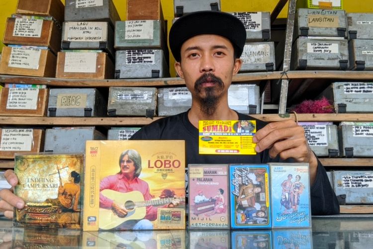 Kisah Sumadi Kaset, Legenda Toko Musik Kediri yang Bertahan di Era Digital