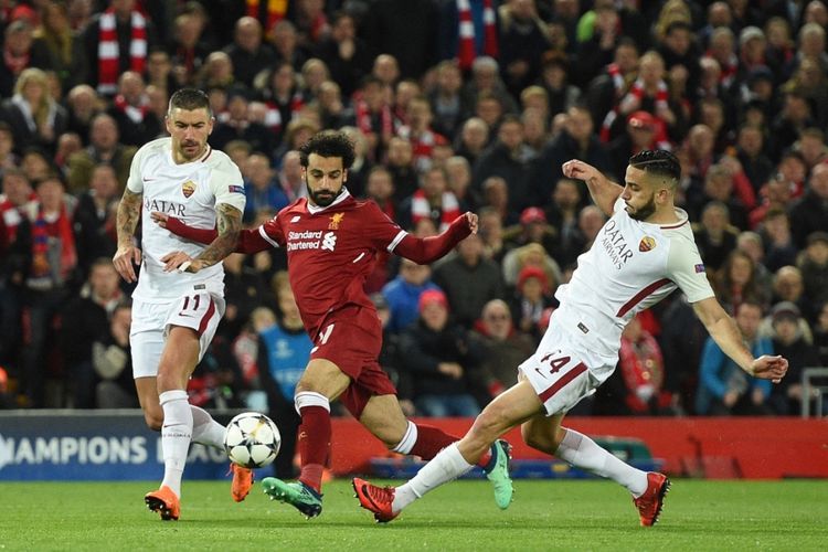 Mohamed Salah mencoba melewati penjagaan Aleksandar Kolarov dan Patrik Schick pada laga semifinal Liga Champions antara Liverpool dan AS Roma di Stadion Anfield, Selasa (24/4/2018).