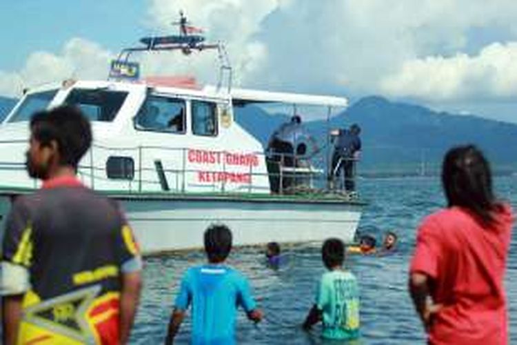 Tim Sar mengevakuasi penumpang Kapal Motor Ravelia 2 yang tenggelam di Selat Bali