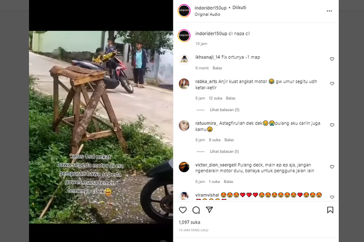 Video viral di media sosial memperlihatkan bocah yang sedang berusaha mendirikan sepeda motor yang terjatuh di tengah jalan.
