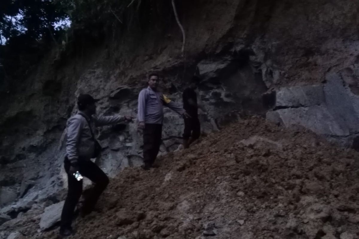 Foto: Polisi melakukan olah TKP di lokasi tangkahan batu tempat korban tertimpa longsor di Huta I Ujung Raja, Nagori Pematang Silampuyang, Kecamatan Siantar, Kabupaten Simalungun, Sumatera Utara, Selasa (4/2/2025). Dokumentasi: Polsek Bangun