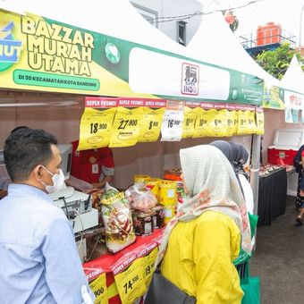 Suasana bazzar sembako murah di Jalan Raya Banjaran - Soreang, Kabupaten Bandung, Jawa Barat, Kamis (5/3/2026).
