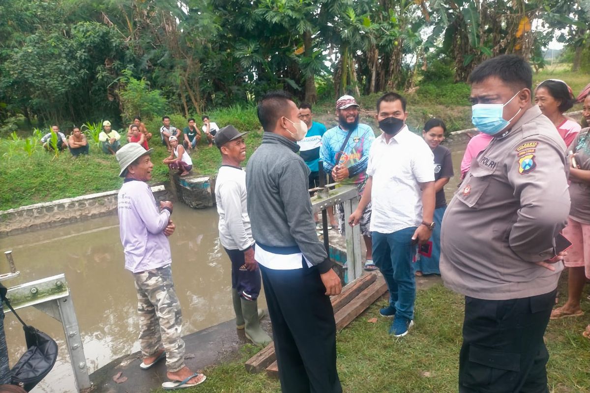 Polisi saat melakukan olah kejadian perkara 