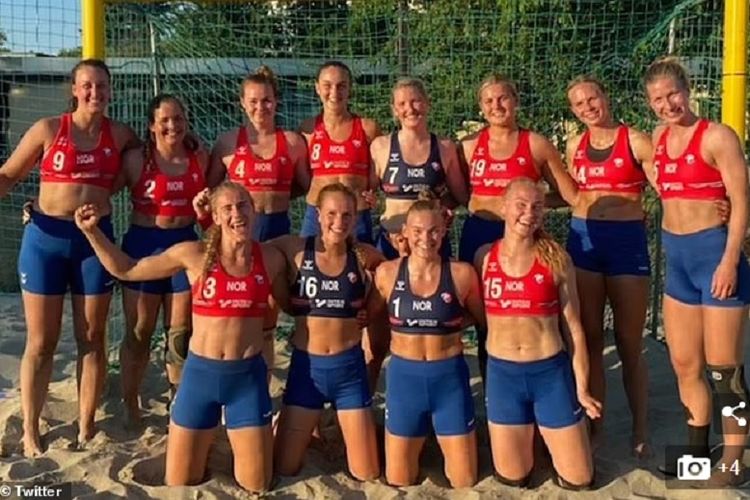 Anggota tim nasional bola tangan pantai Norwegia. Mereka terancam didenda karena mengenakan celana pendek daripada bikini saat menghadapi Spanyol dalam perebutan medali perunggu Kejuaraan Bola Tangan Pantai Eropa di Bulgaria.