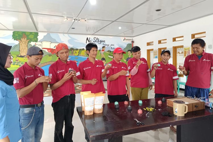 Para ODGJ yang sudah pulih memperlihatkan lilin aromaterapi hasil buatannya.