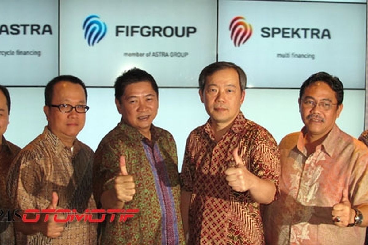 Presiden Direktur FIFAstra Suhartono (tiga dari kiri) beserta jajaran Direksi FIF meluncurkan logo dan nama baru.