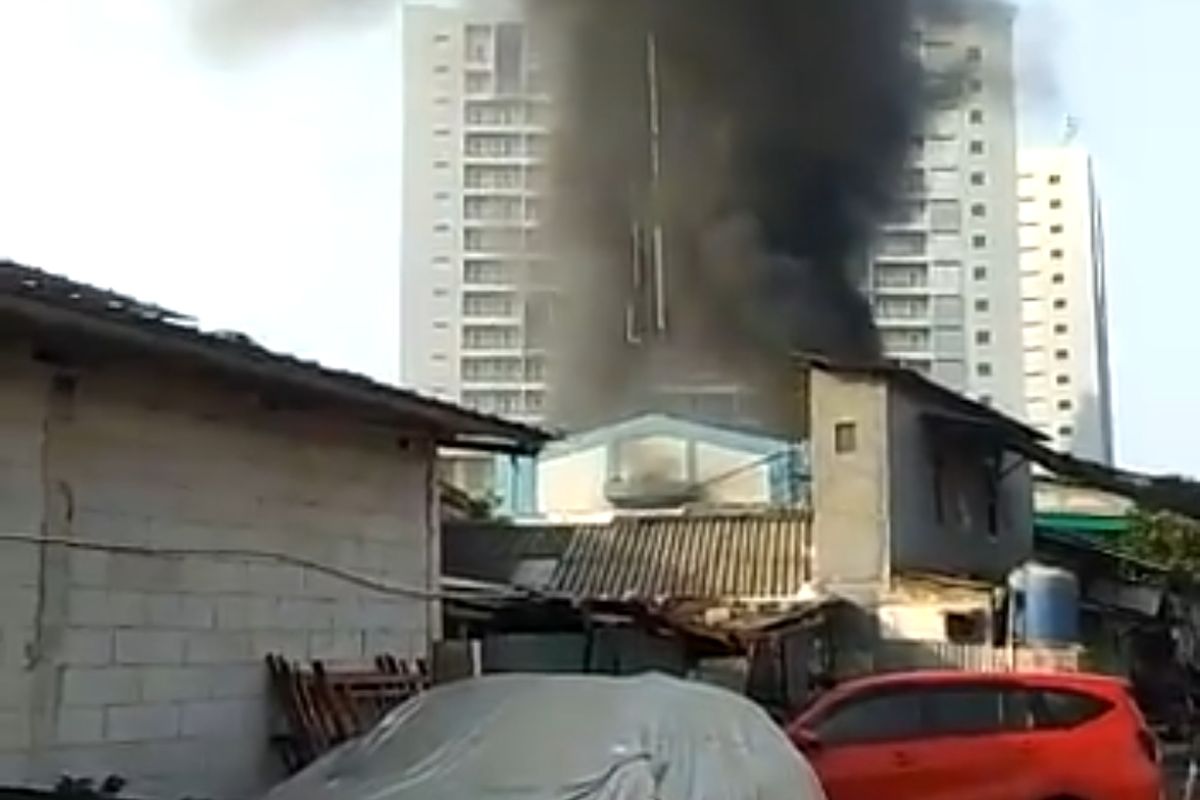 Petugas tengah memadamkam gardu PLN di Jalan Gili Sampeng, Kebon Jeruk, Jakarta, yang terbakar, pada Kamis (7/10/2021) pagi. 