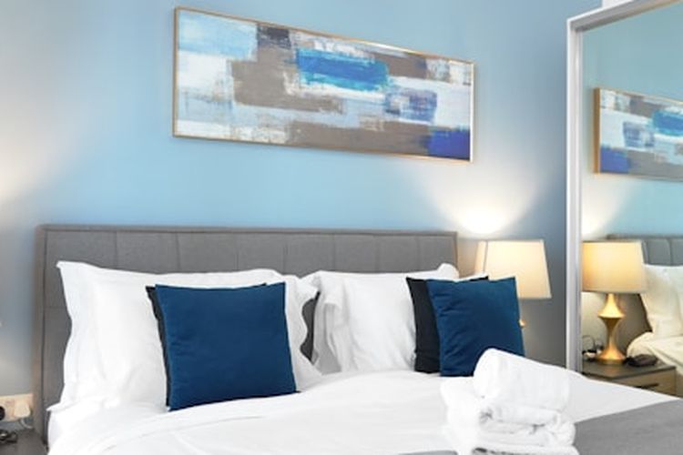 ilustrasi kamar tidur berwarna biru muda