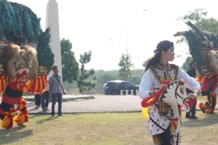 Karnaval budaya memperingati HUT RI ke-73 di Lippo Cikarang, Minggu (19/8/2018) menampilkan antara lain Reog Ponorogo, tanjidor, parade pakaian dan tari daerah, dan lain-lainnya. 