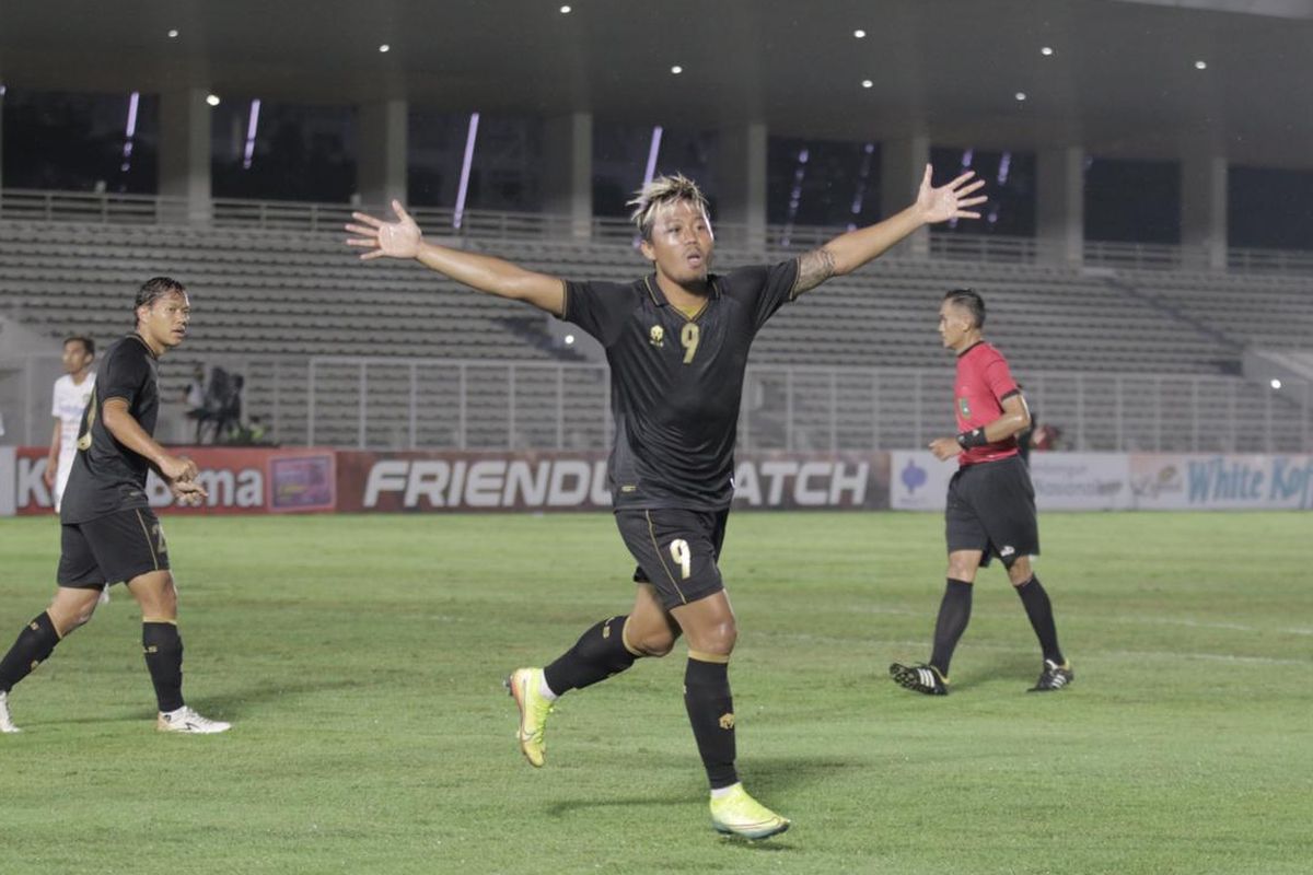 Penyerang Timnas U23 Indonesia, Kushedya Hari Yudo, merayakan golnya ke gawang Bali United pada laga uji coba di Stadion Madya Senayan, Jakarta, pada Minggu (7/3/2021) malam WIB.