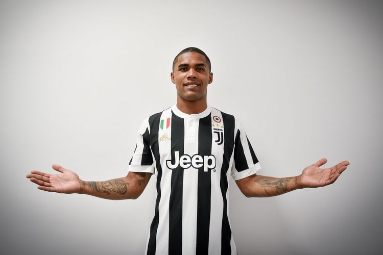 Douglas Costa diperkenalkan sebagai pemain anyar Juventus, Rabu (12/7/2017).